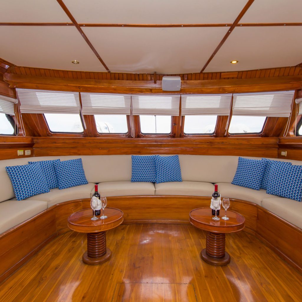 Lounge Estrella del Mar Galapagos Cruise