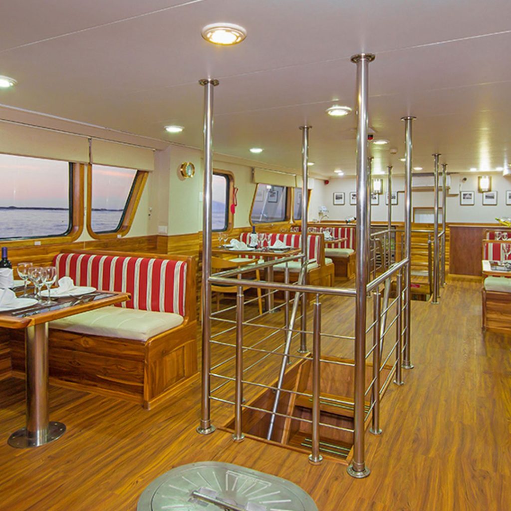 Dining Koln Galapagos Yacht