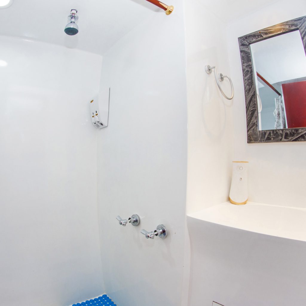 Bathroom Cabin Danubio Azul Galapagos Yacht