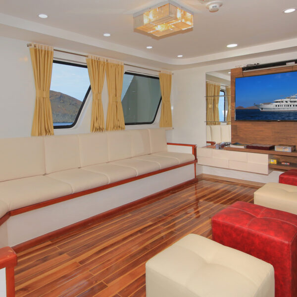 Lounge Grand Queen Beatriz Galapagos Cruise